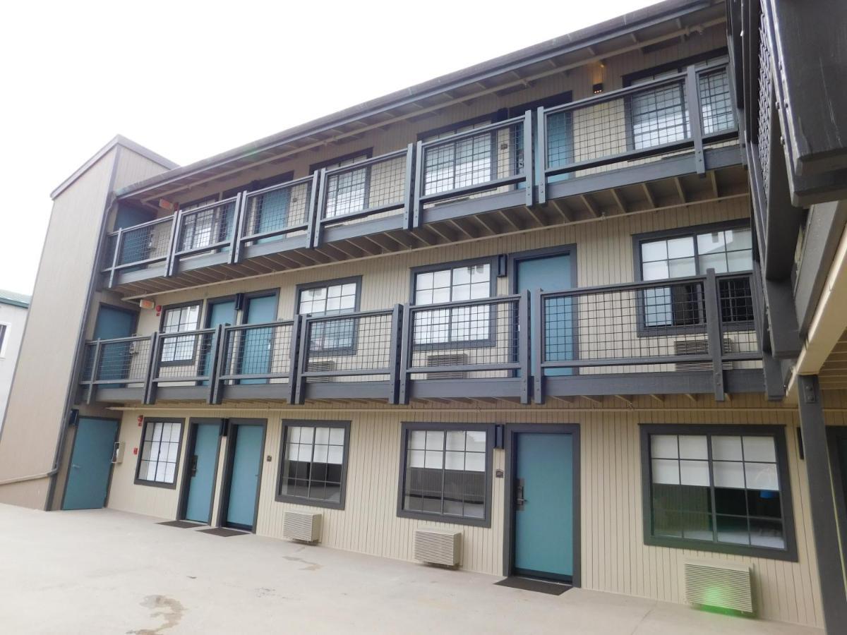 Wave Street Inn Monterey Bagian luar foto